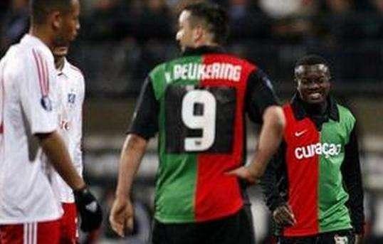 显示出他在 显示出他在