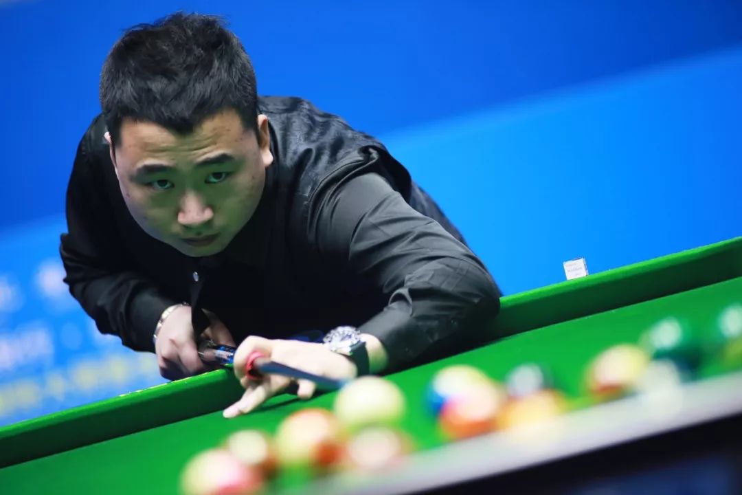 毫不留情地 毫不留情地