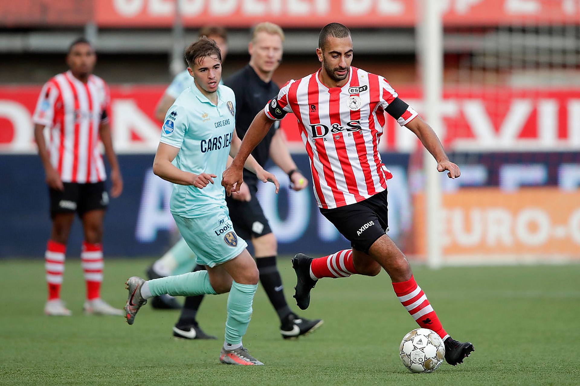 一名对手打 一名对手打